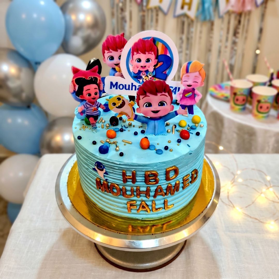 Gâteau avec figurines et inscriptions personnalisées